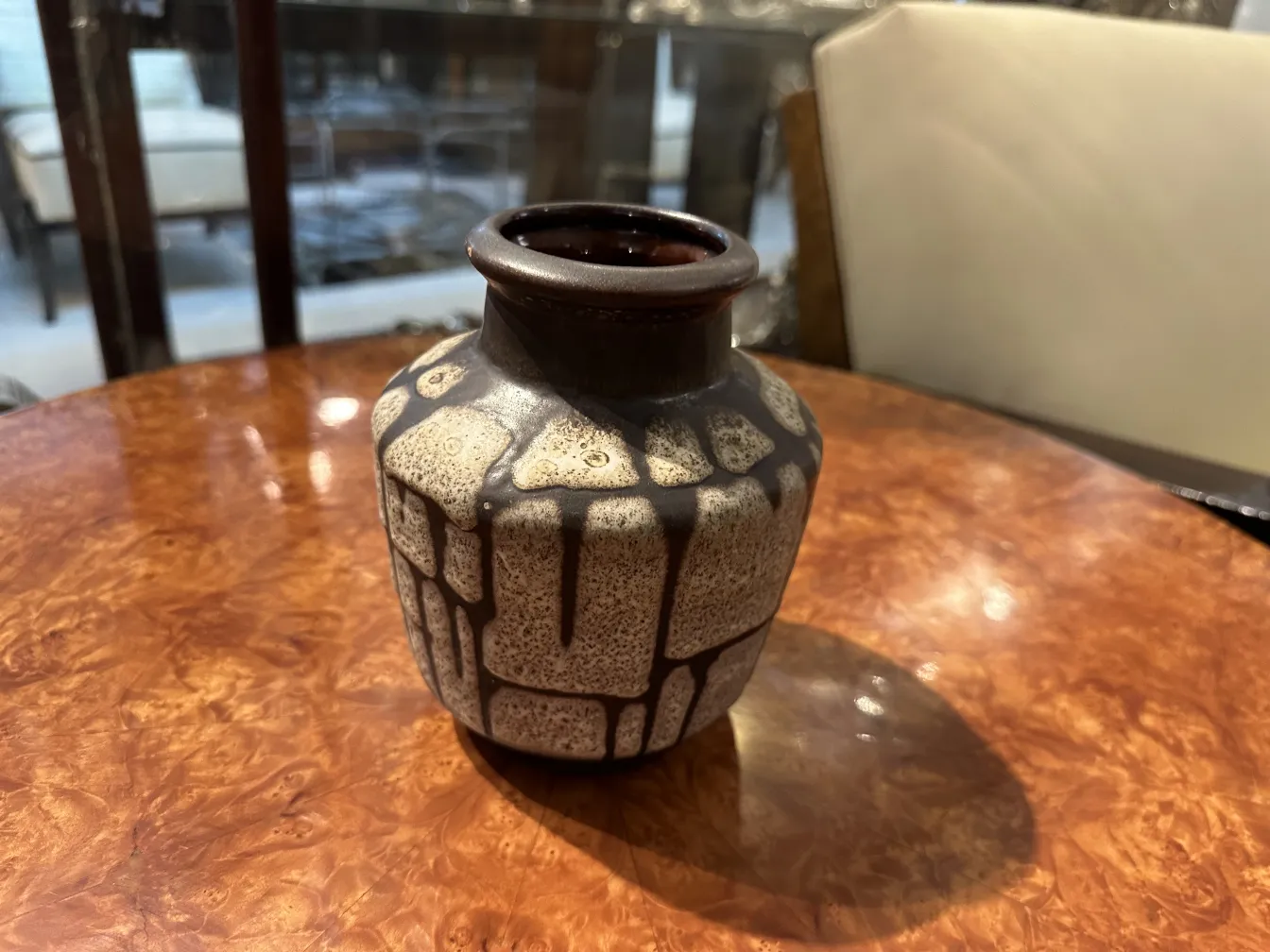 Vaso di ceramica antica con design originale in grigio