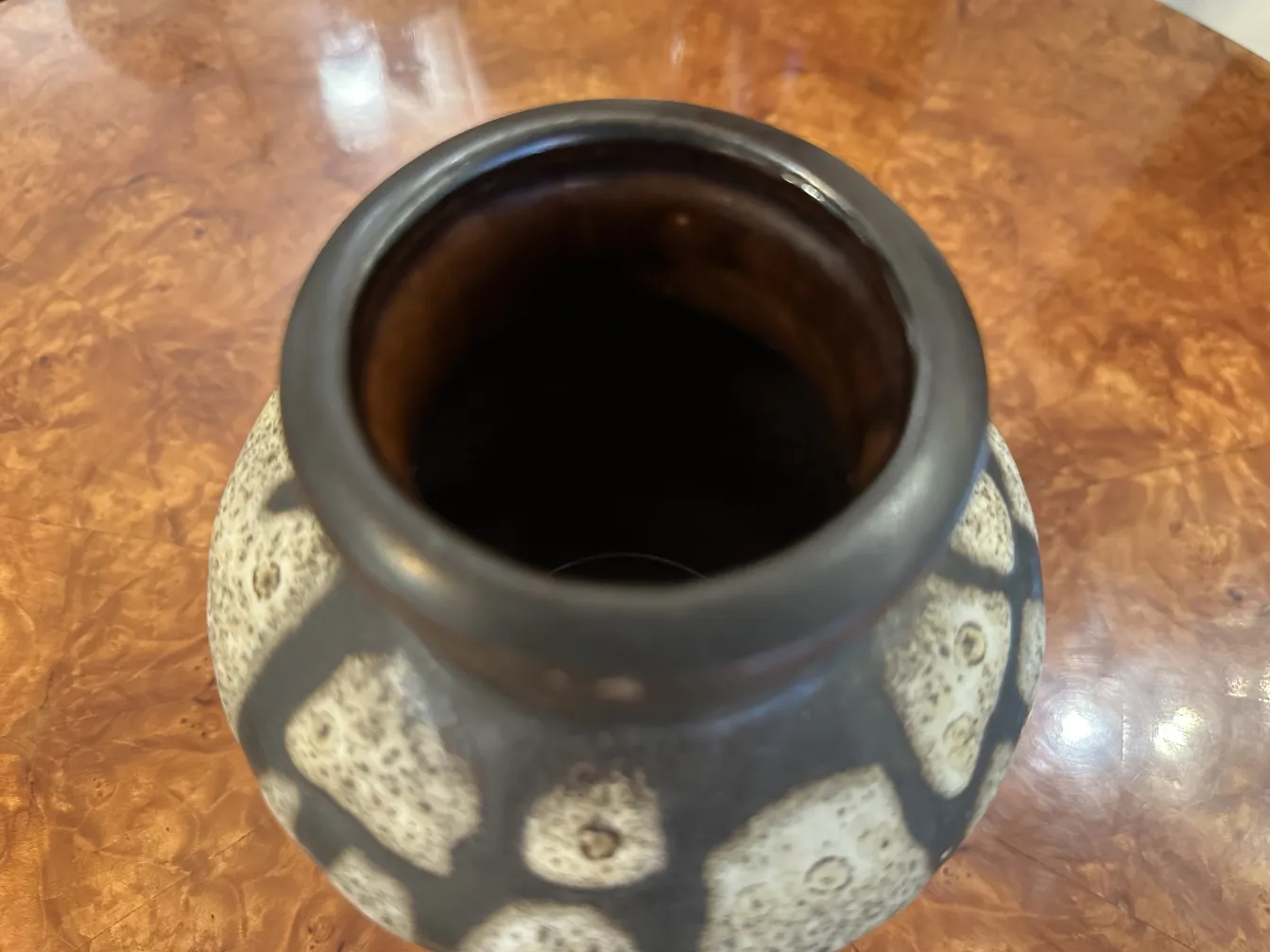 Vaso de cerâmica antiga com decoração única