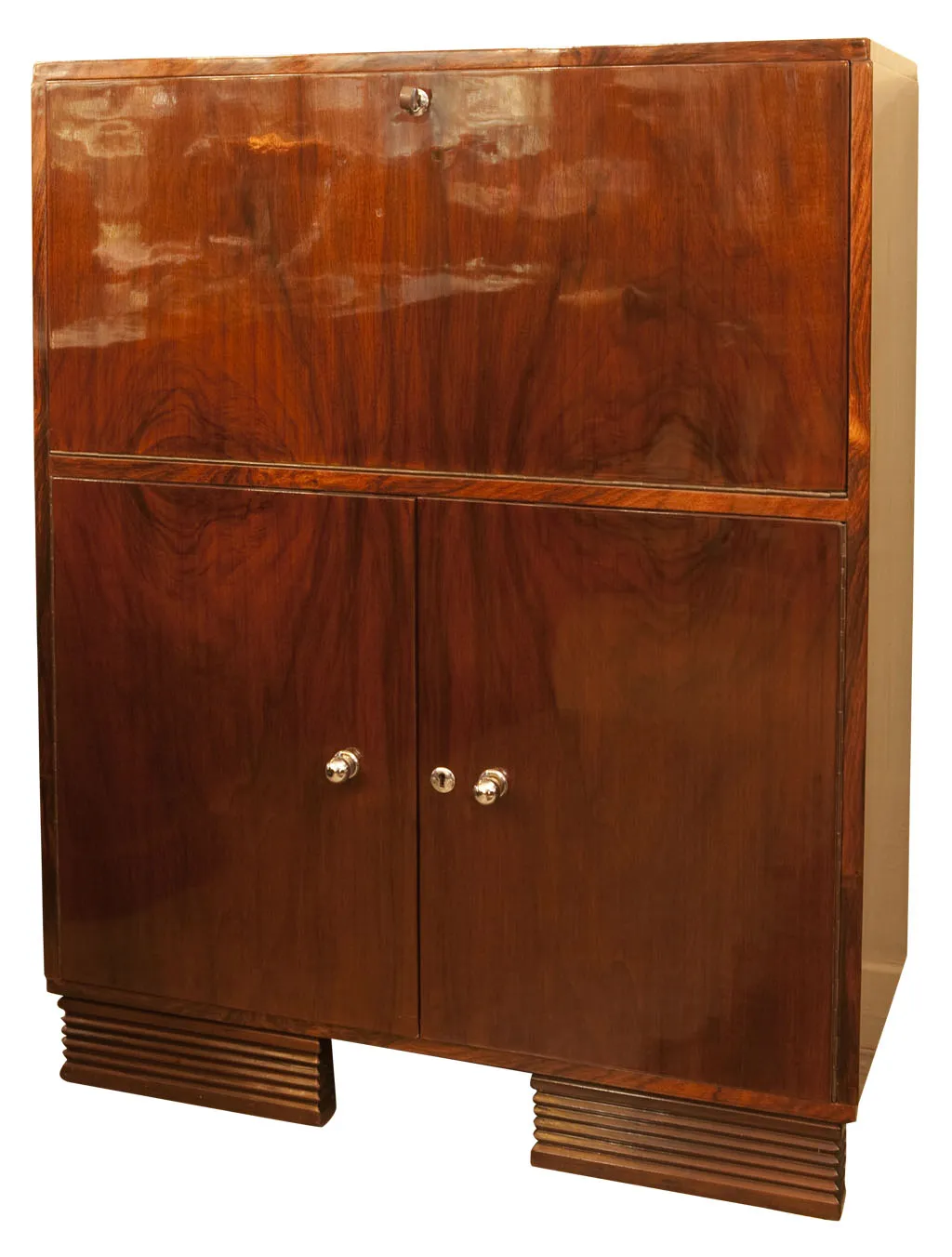 Antiker Holztisch mit Regal und eleganten Türen.