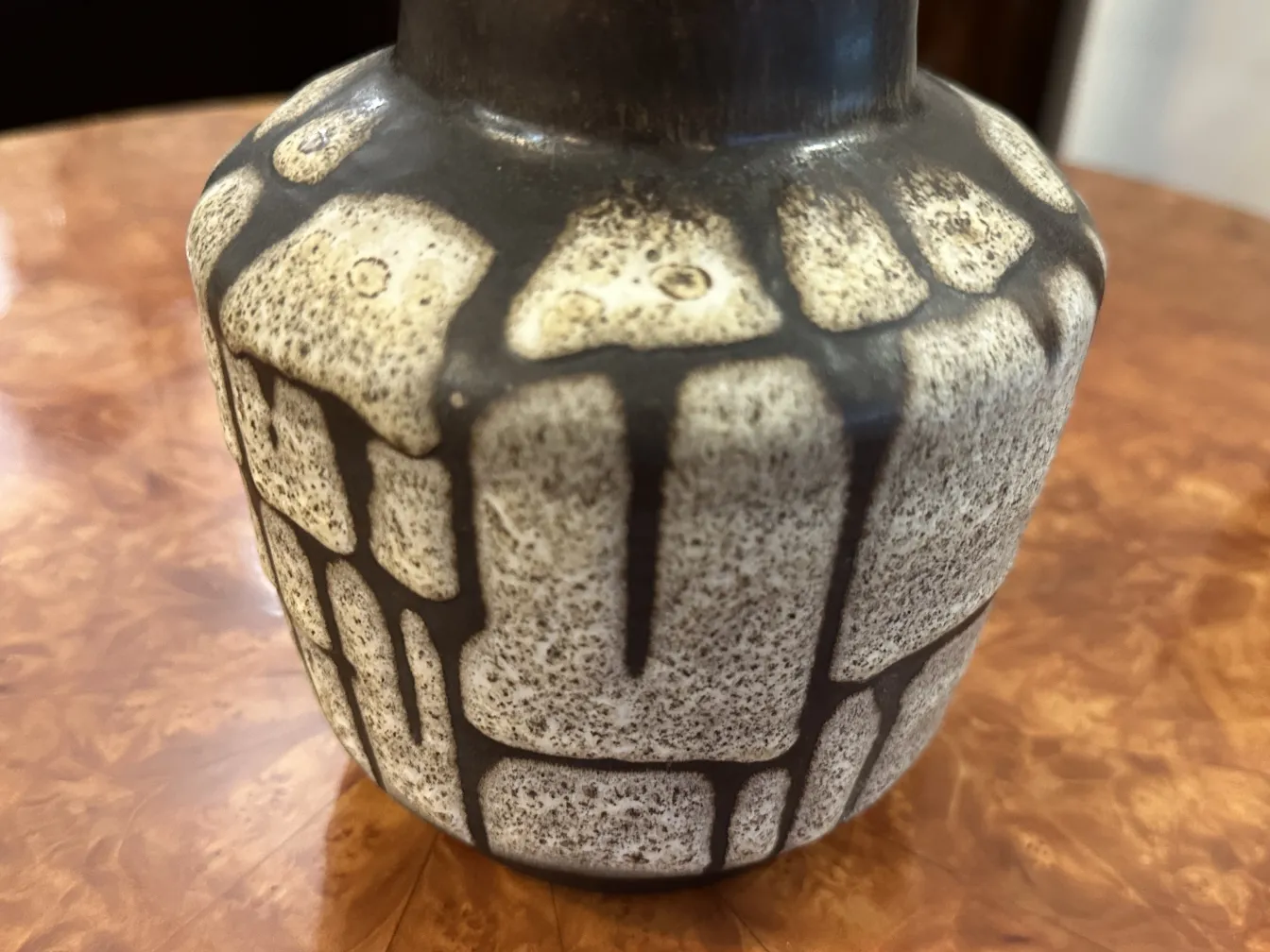 vase en céramique avec motif de blocs en tons sombres