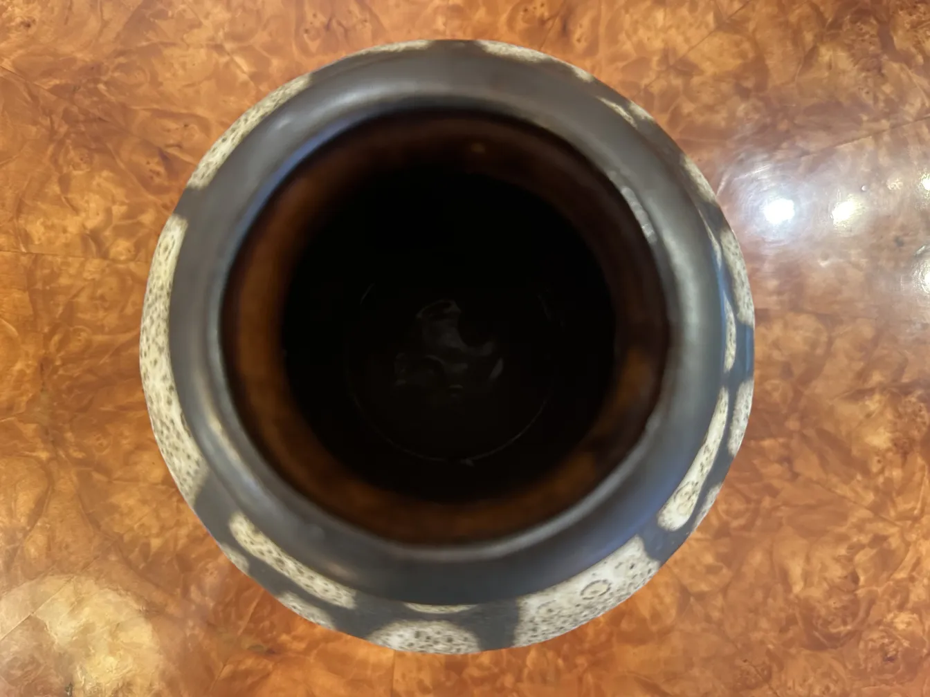 古董装饰陶瓷的顶部视角，背景为棕色。