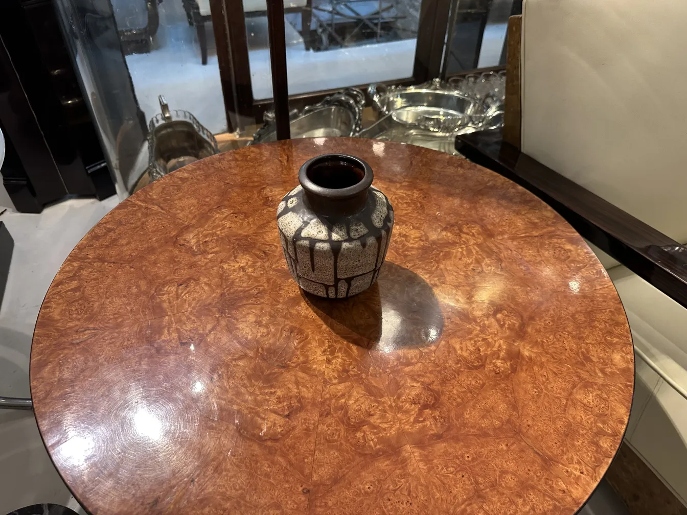 Antica ceramica decorata su tavolo in legno