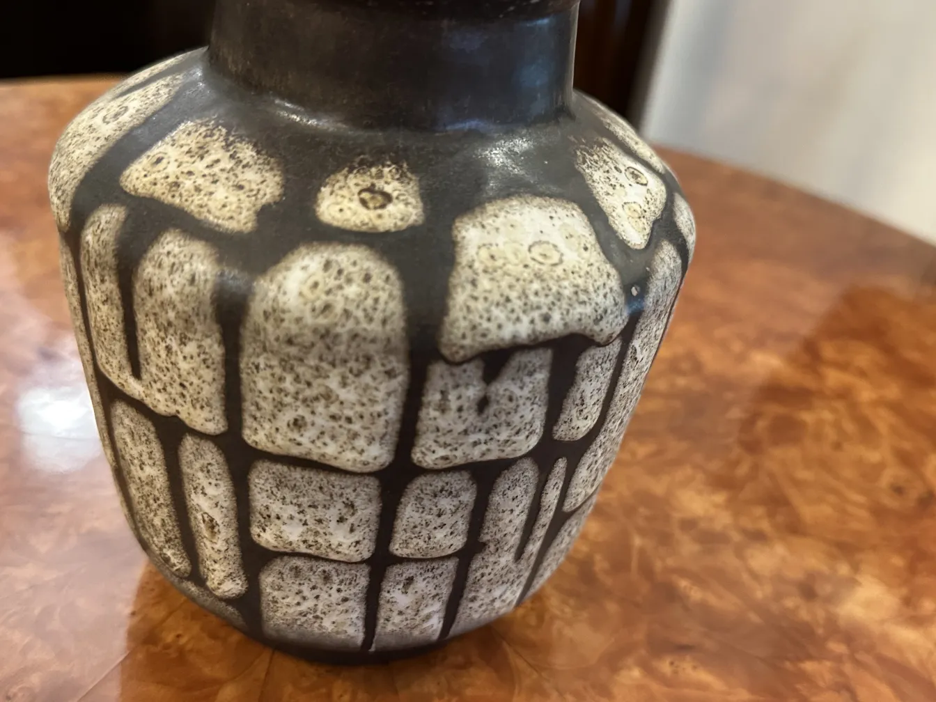 पुरातन मिट्टी के पात्र, दुर्लभ डिज़ाइन के साथ गहरे और हल्के रंगों में।
