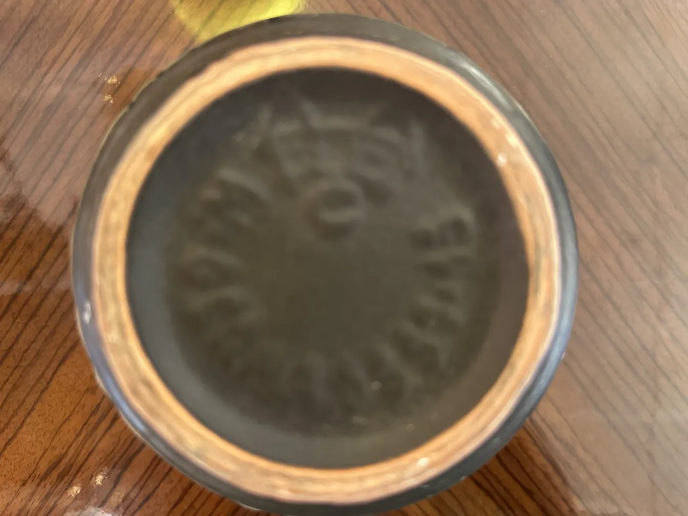 Base di ceramica artigianale antica, colore scuro