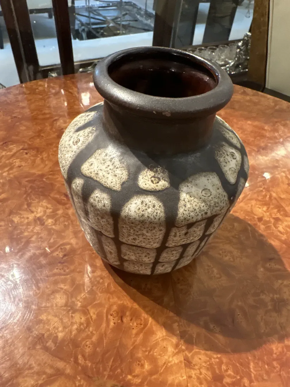 古董陶瓷花瓶，设计独特。
