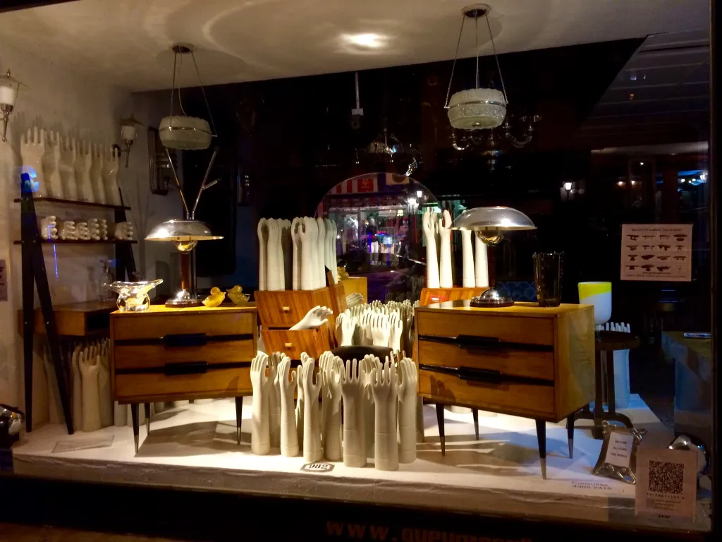 Vitrine avec des céramiques anciennes décoratives et une ambiance moderne.