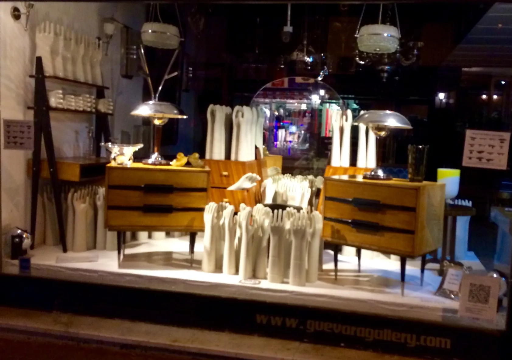 Vitrine com cerâmica antiga, móveis de madeira e decoração.