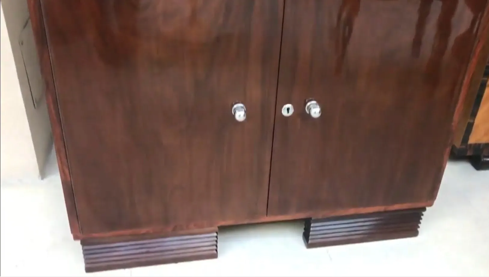 Bureau ancien en bois avec des détails décoratifs et un espace de rangement