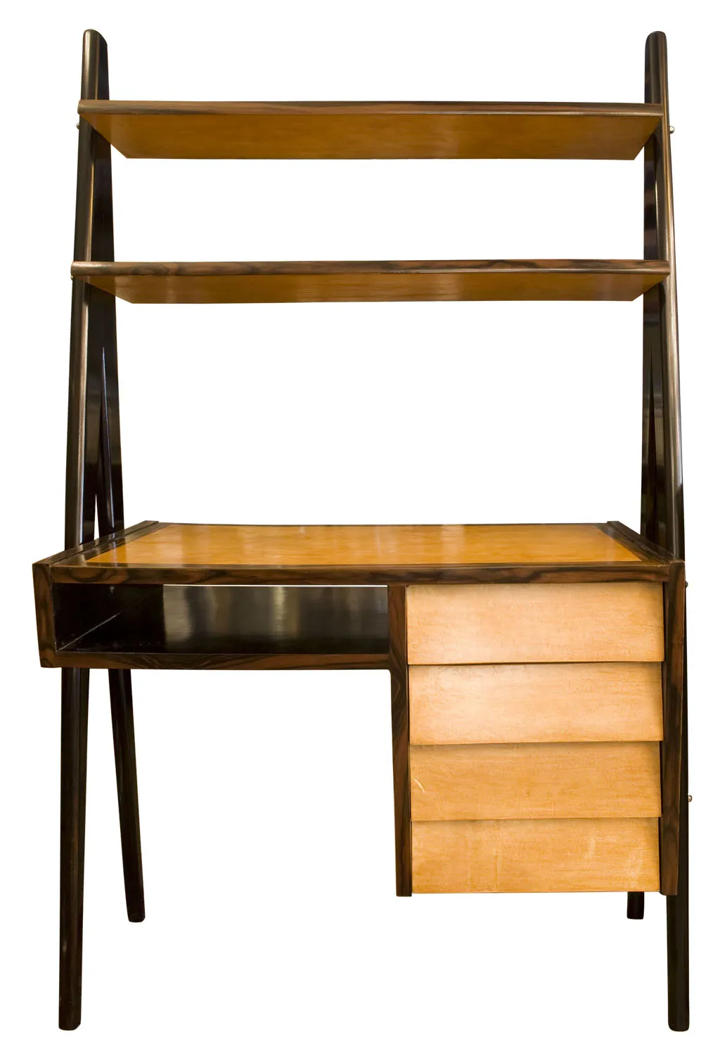 Escritorio antiguo con estantes y cajones de madera clara.