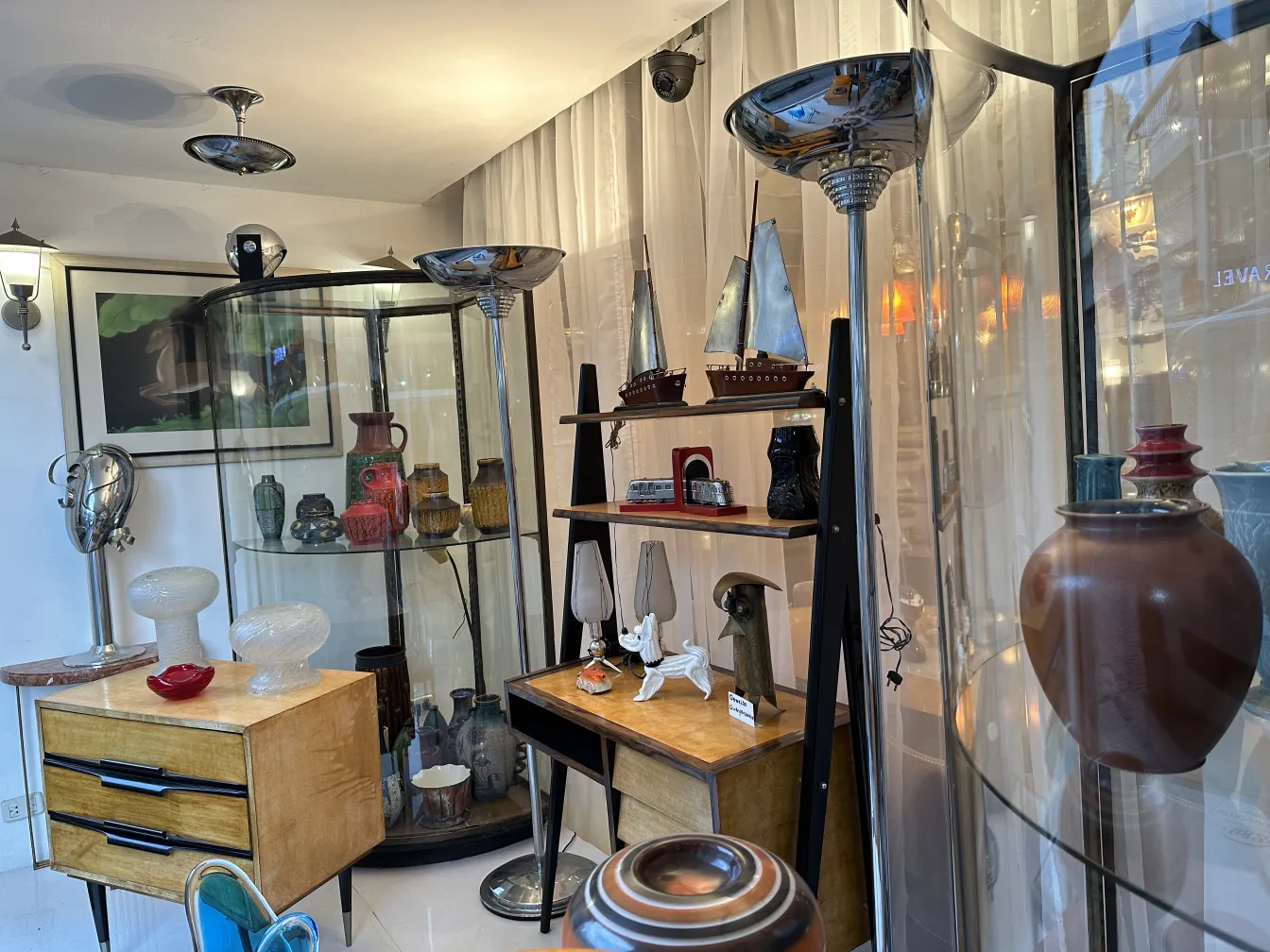 Bureau ancien dans un environnement décoré avec des accessoires