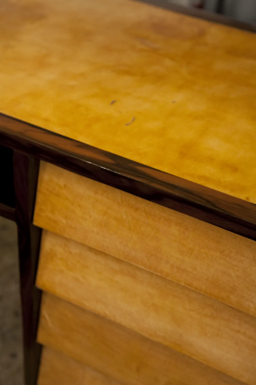 Antiker Schreibtisch mit gelber Oberfläche und Schubladen