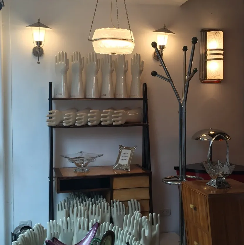 古老的书桌装饰有手和折中的氛围。