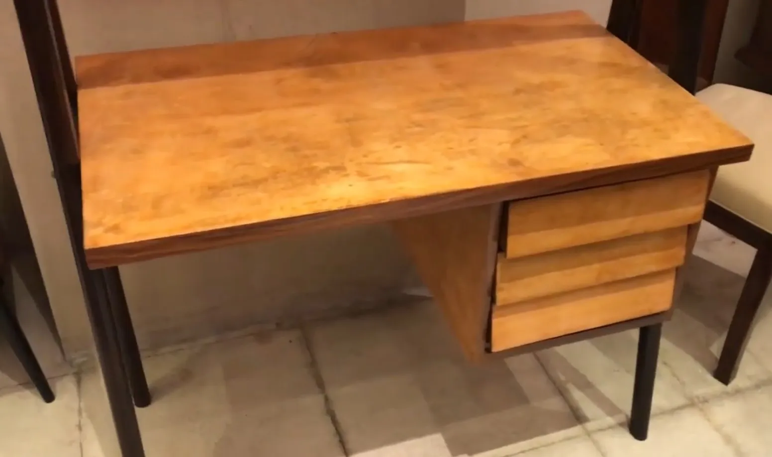 Alter Schreibtisch aus hellem Holz mit drei Schubladen