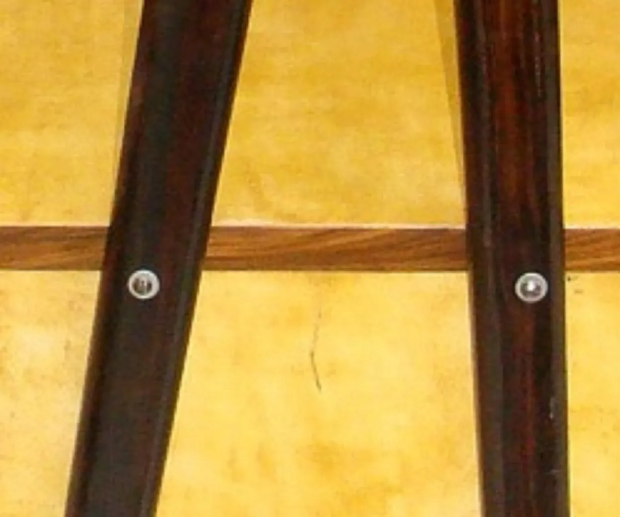 배경에 노란 벽이 있는 고전 책상의 모습.