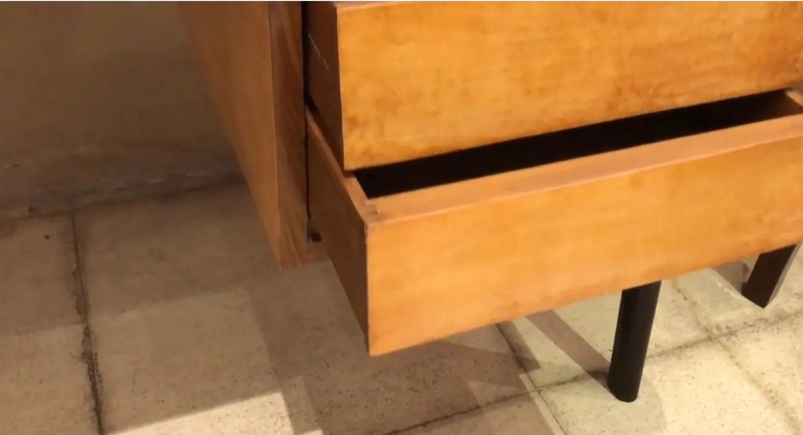 Scrivania antica in legno con due cassetti visibili