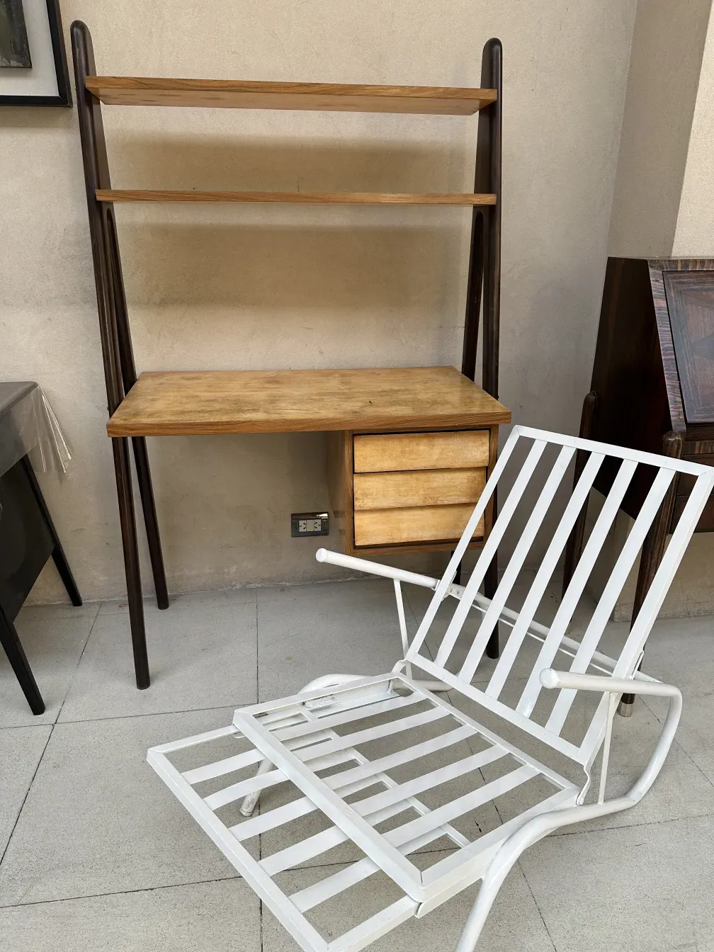 Escritorio antiguo de madera con estantes y ambiente moderno.