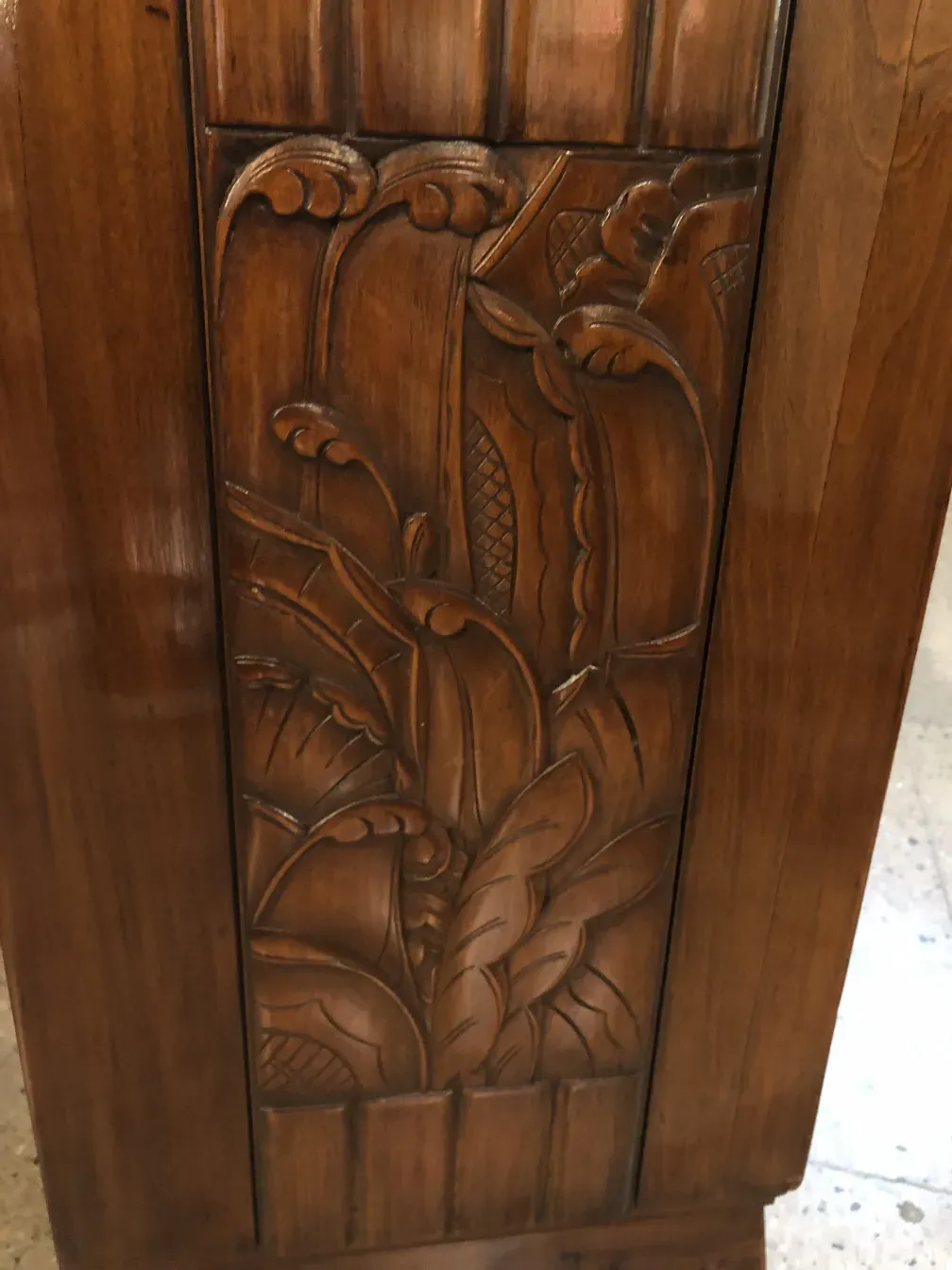 Bureau ancien en bois avec des détails sculptés complexes