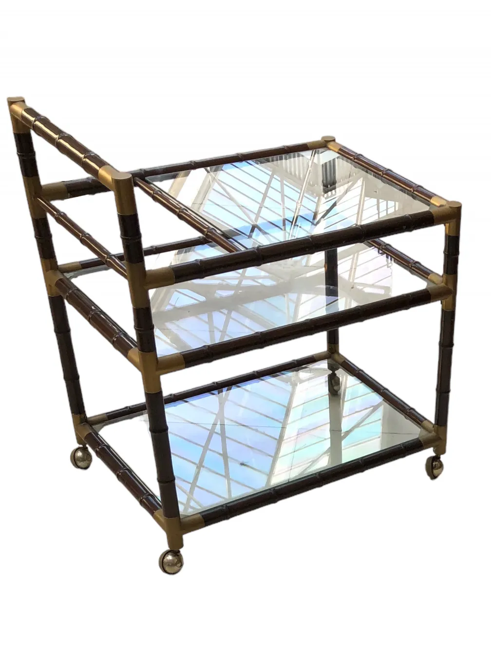 mesa-carrinho-antiga-com-design-funcional-e-rodas