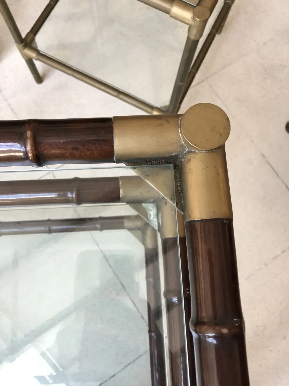 mesa carrinho antiga com detalhes elegantes e acabamentos em latão