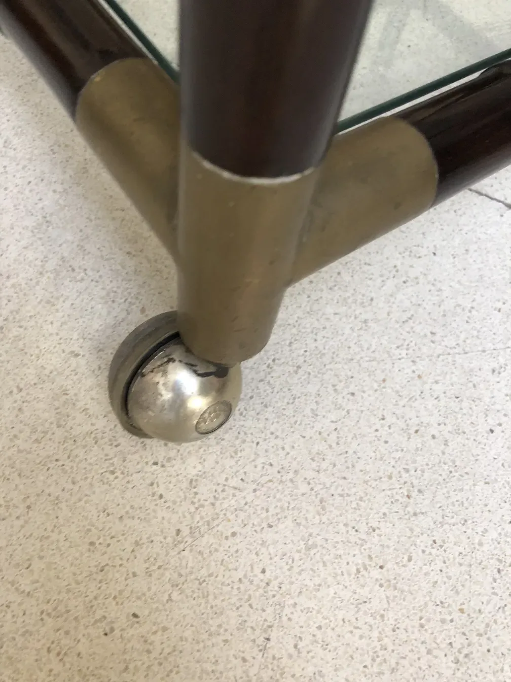 古董木制手推桌，带金属轮子