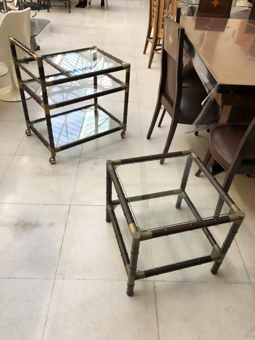 Carrello per cocktail antico con struttura in vetro e metallo, inserito in un ambiente elegante