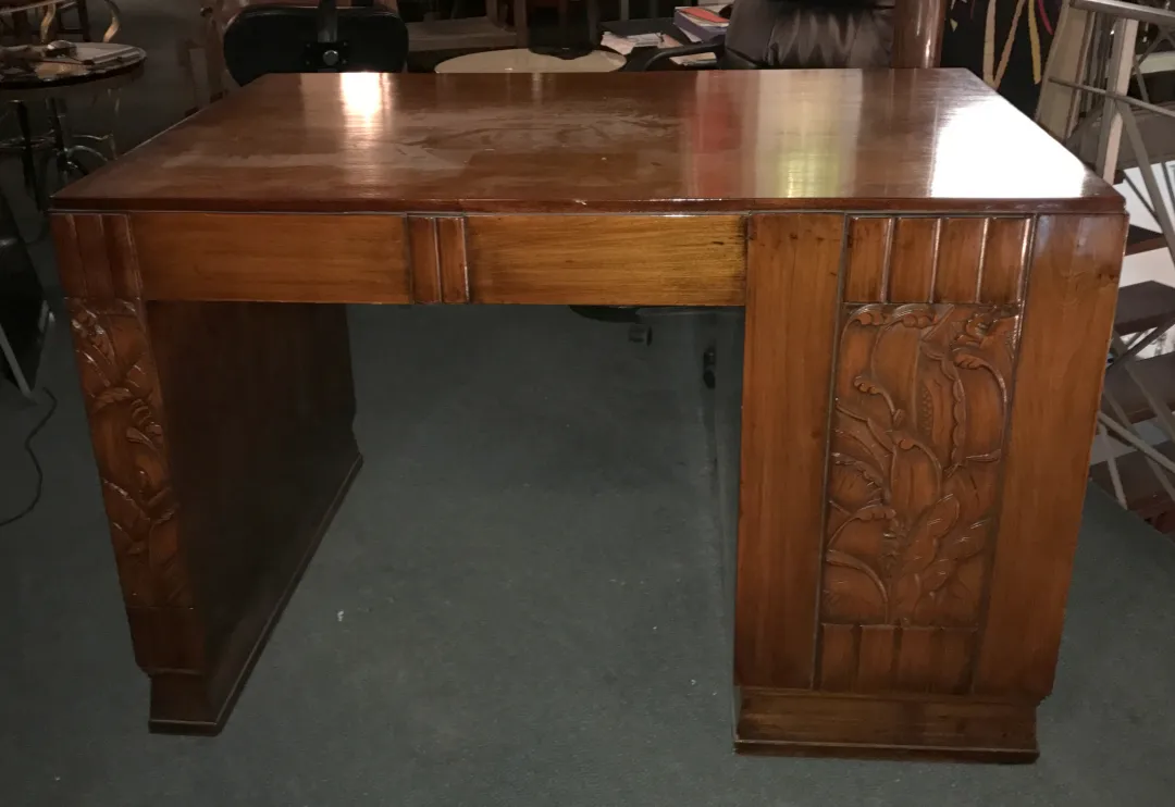 scrivania antica in legno con dettagli intagliati