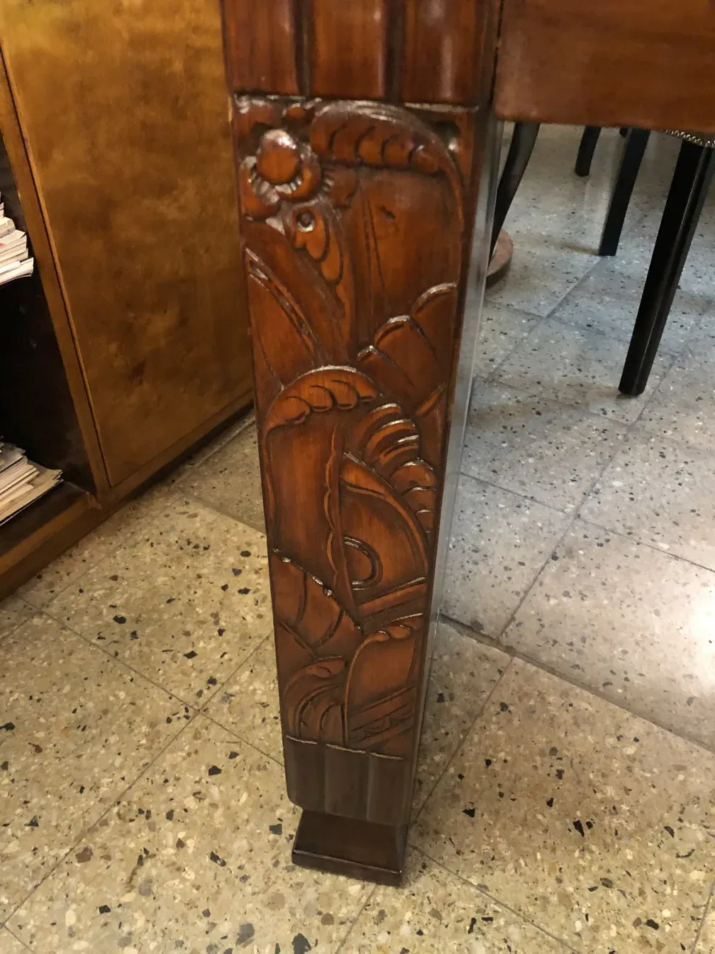 Escritorio antiguo con detalles tallados en la madera y fondo de oficina.