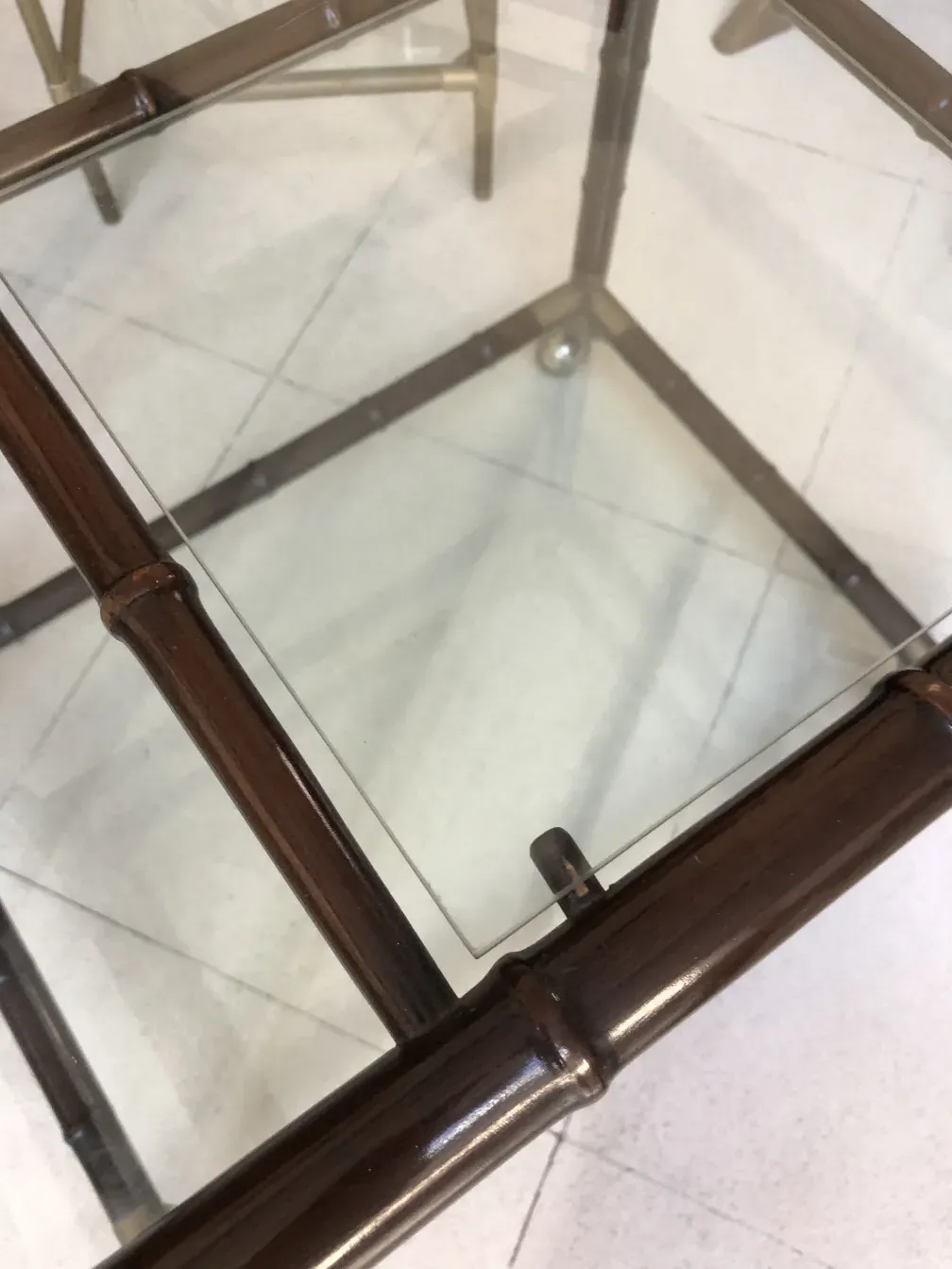 Carrinho de coquetel antigo com detalhes elegantes em sua estrutura.