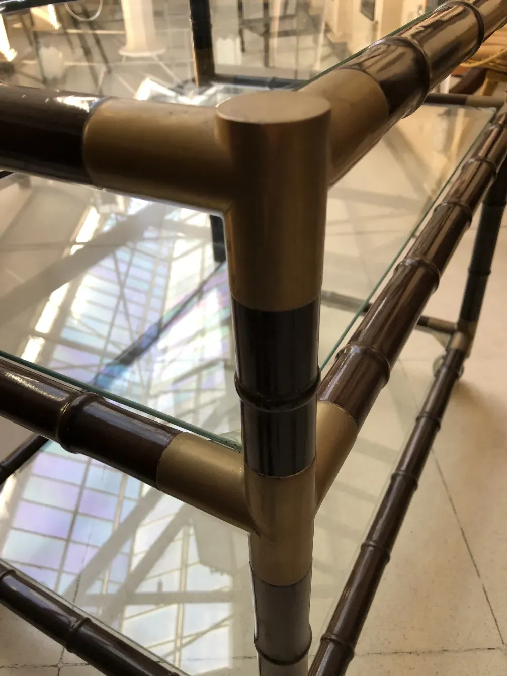 Carrello per cocktail antico con design elegante e struttura distintiva