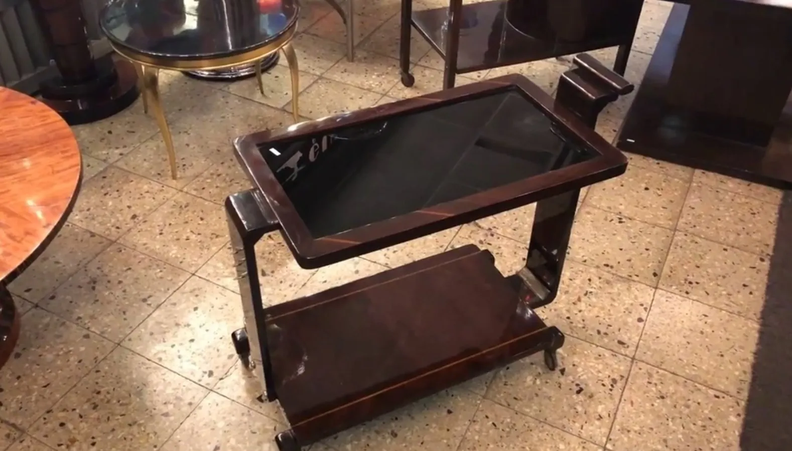 Antiker Cocktailwagen mit zwei Ebenen und schwarzer Oberfläche