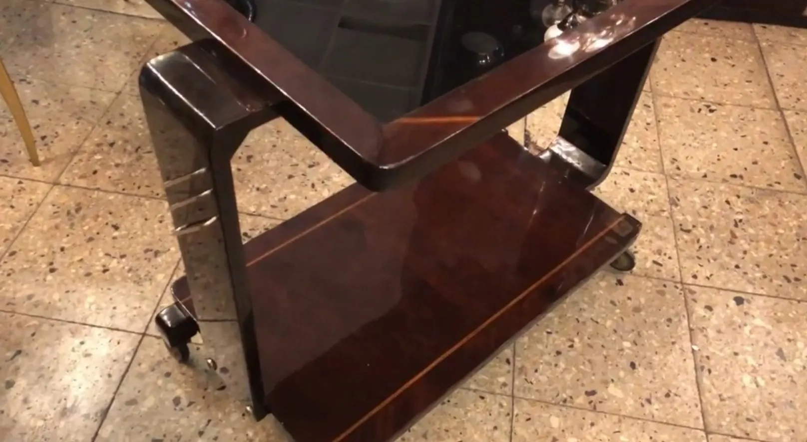 Carrinho de coquetel antigo com acabamento elegante e rodas