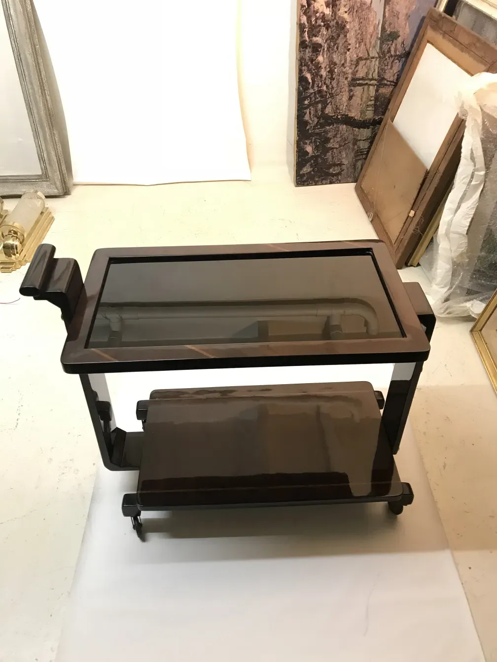 Mesa carrinho antiga com vidro e madeira, elegante e prático.