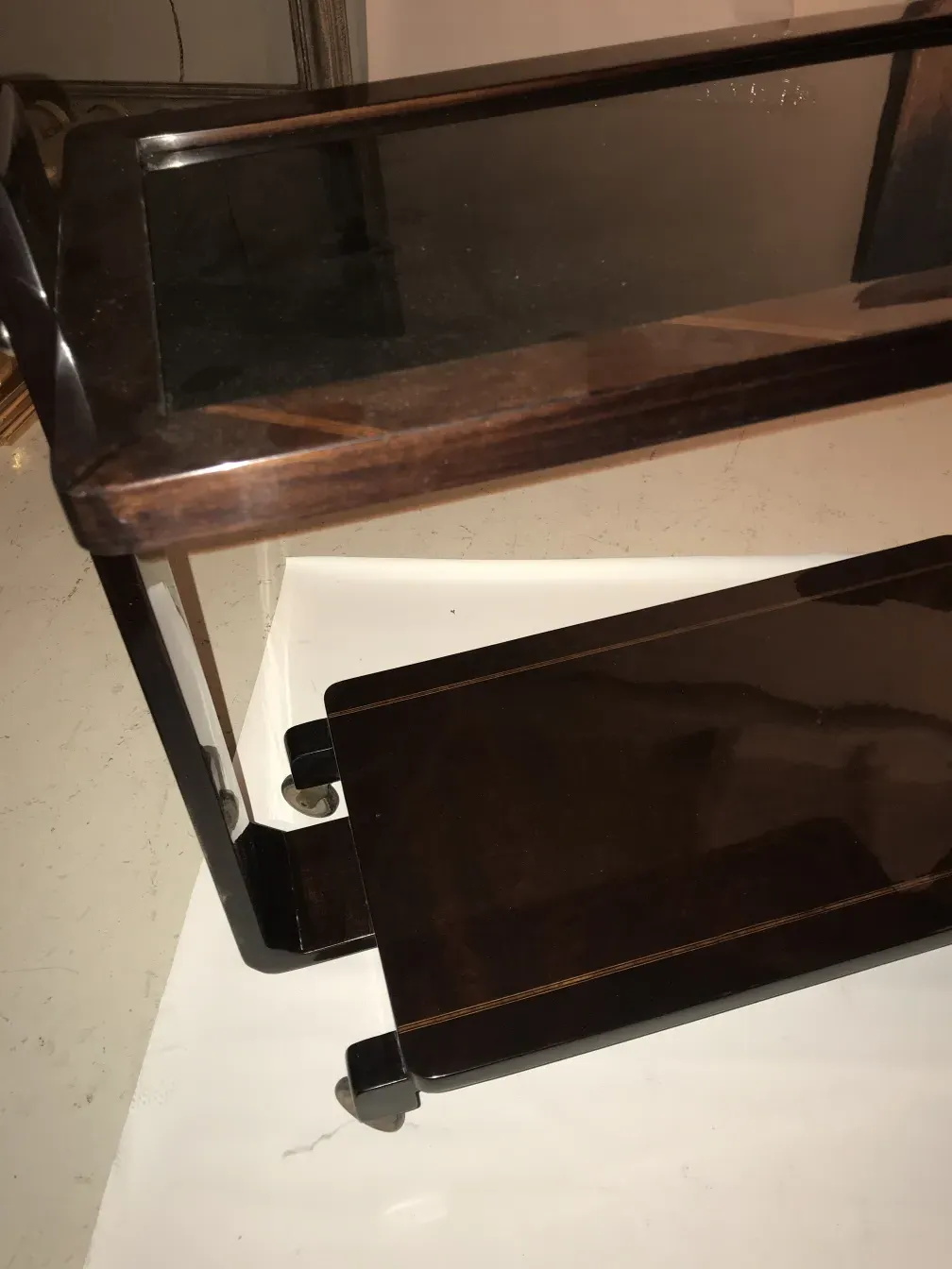 Carrello per cocktail antico con finitura elegante.