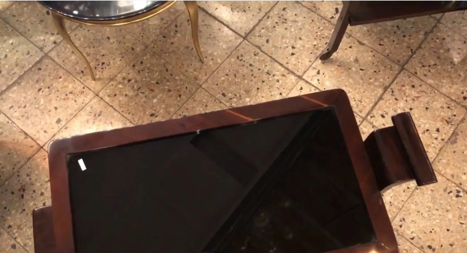 mesa carrito antigua de madera con detalles elegantes en un ambiente clásico