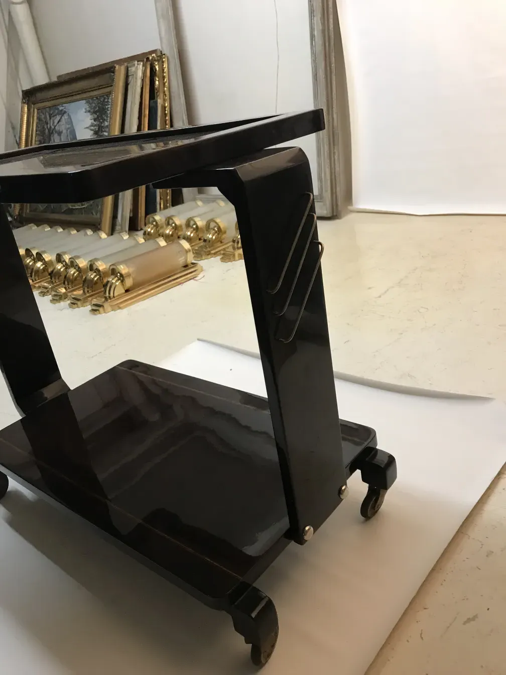 Carrello per cocktail antico nero con ganci decorativi.