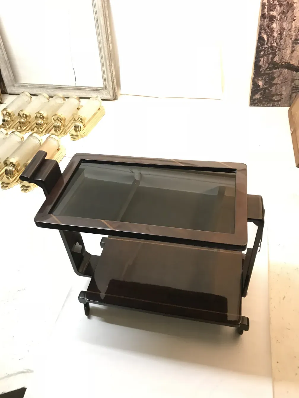 عربة البار القديمة بتصميم أنيق، خلفية بسيطة.