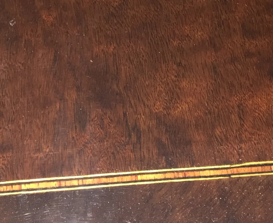 古老的手推桌，带有优雅的细节