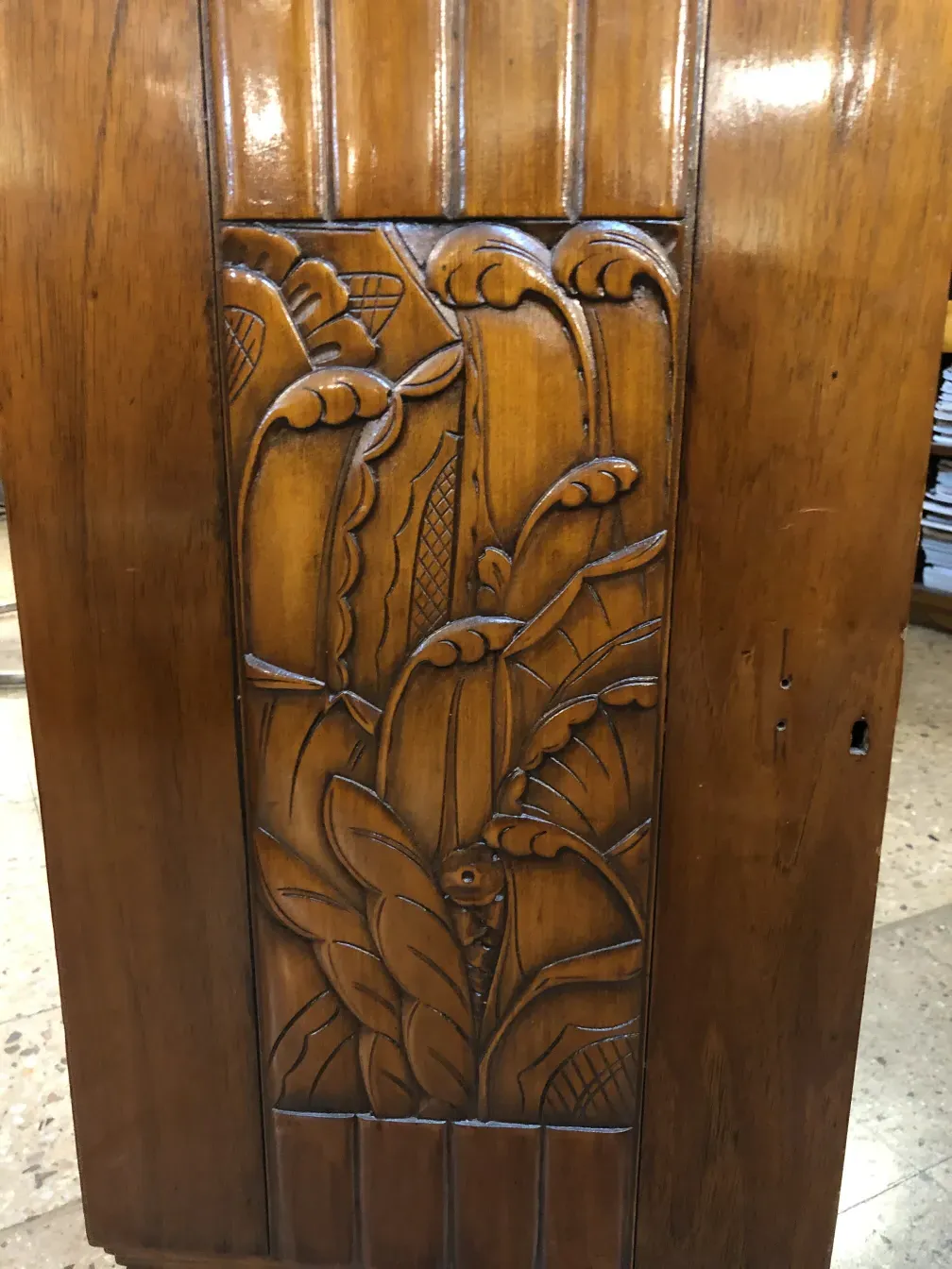 Antiker Holztisch mit komplexen Schnitzereien und elegantem Design.