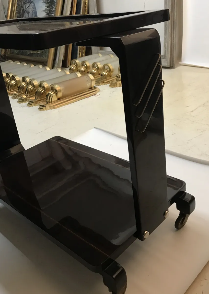 Mesa carrito negra antigua con dos estantes