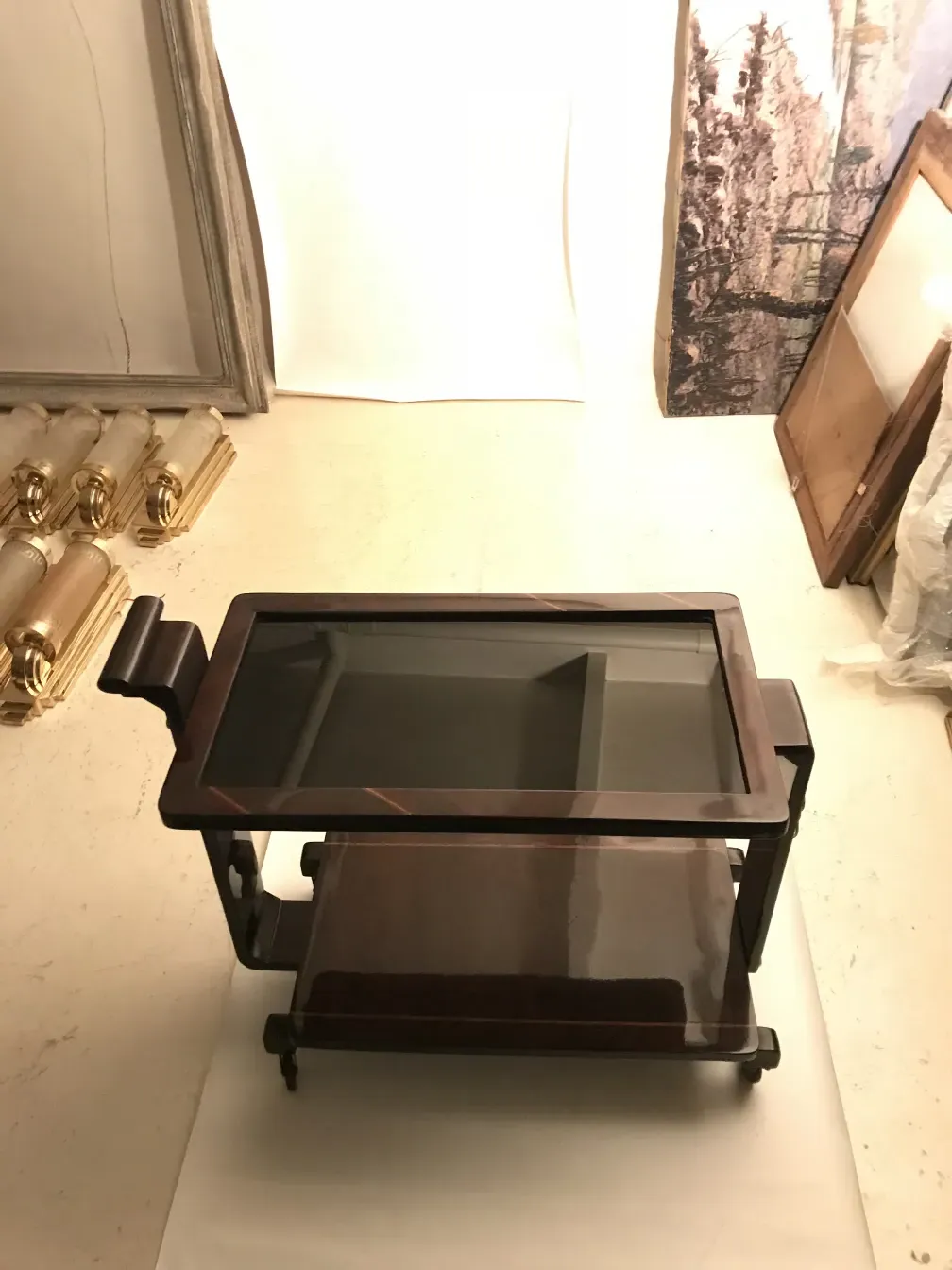 Mesas-carrinho antigas com design elegante e detalhes únicos em um ambiente aconchegante.