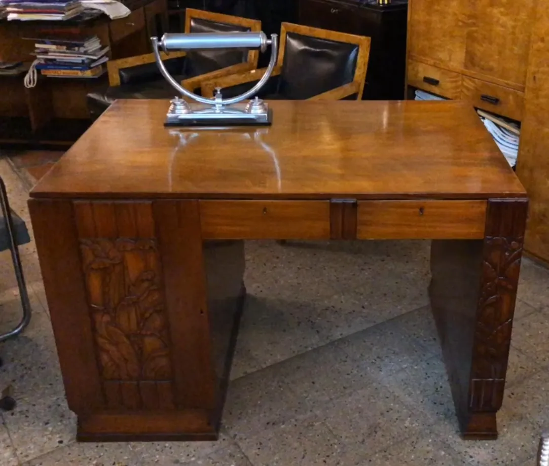 Bureau ancien en bois avec lampe de table