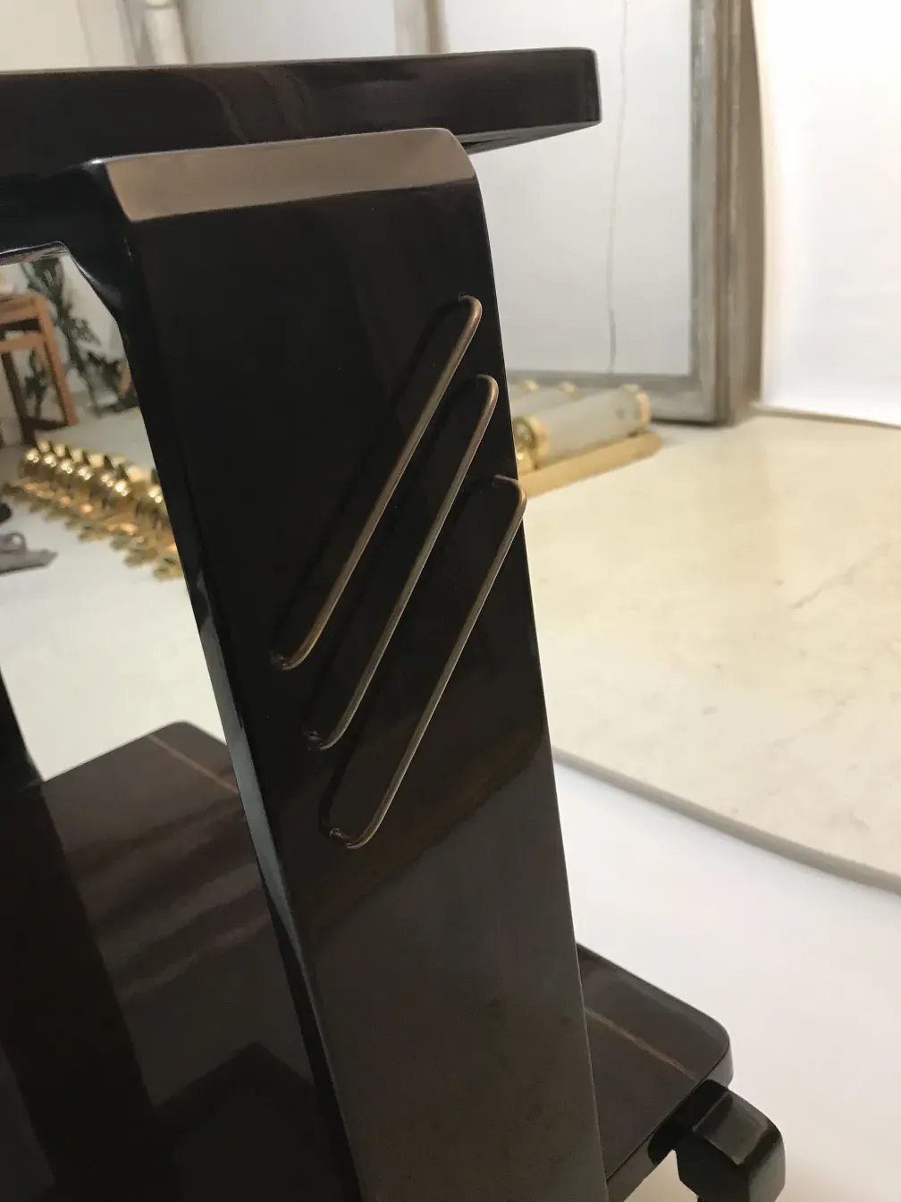 Mesas-carrinho antigo com design elegante e estilo clássico.