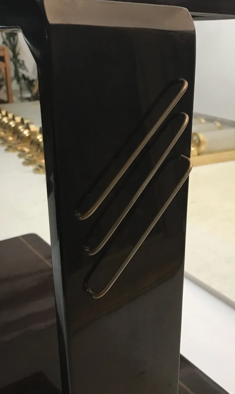 detalhe de uma mesa carrinho antiga com design elegante