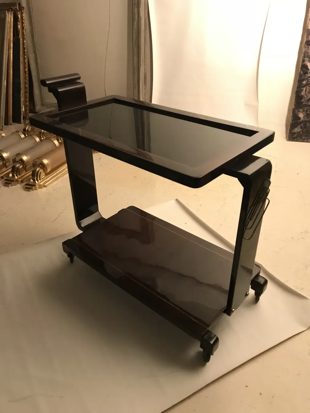 Mesa carrito antigua con ruedas en un ambiente elegante