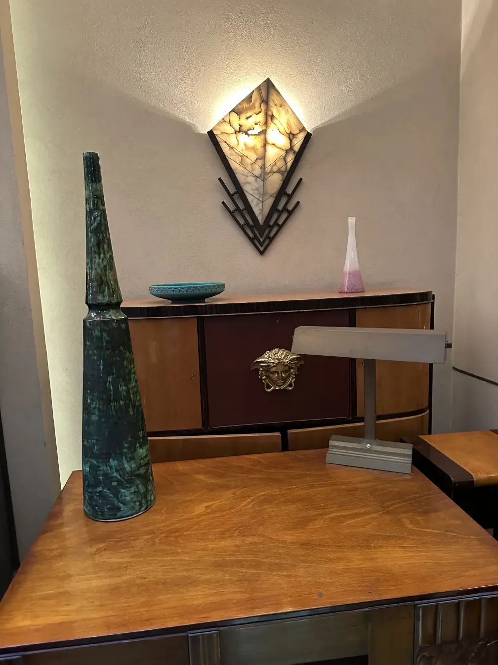 Antiker Holztisch mit dekorativen Elementen, Lampe und Vasen.