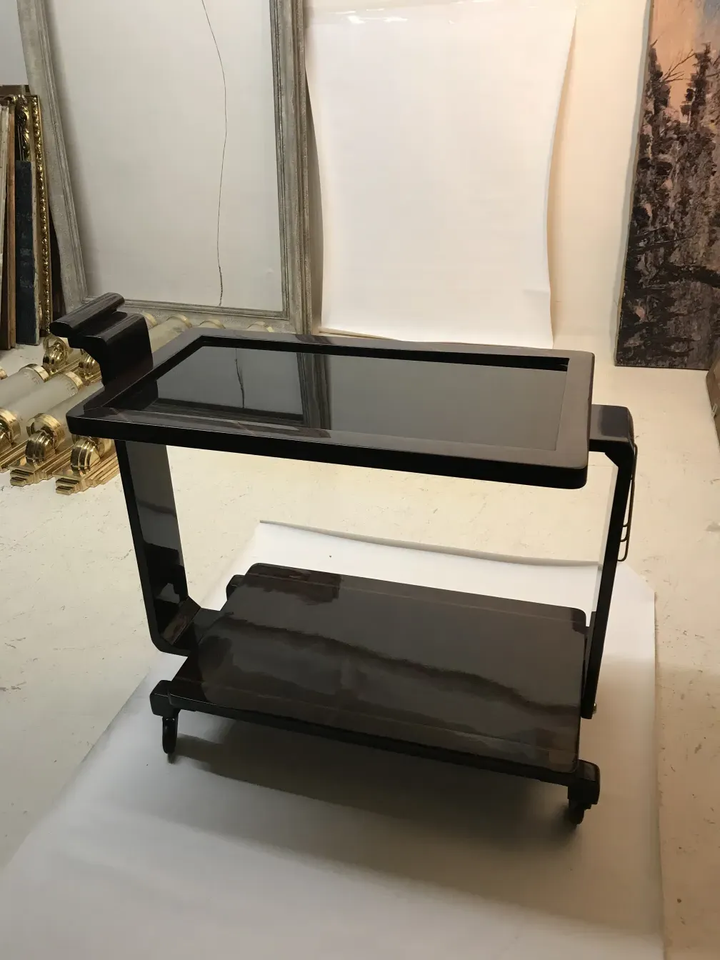 Carrello per cocktail antico di colore nero, elegante e funzionale.