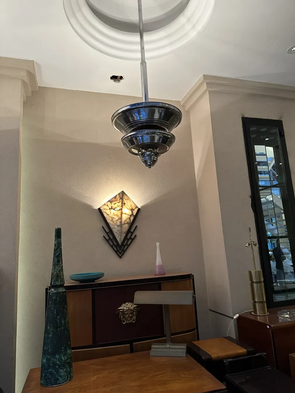 Bureau ancien avec lampe et décoration moderne. Ambiance élégante.