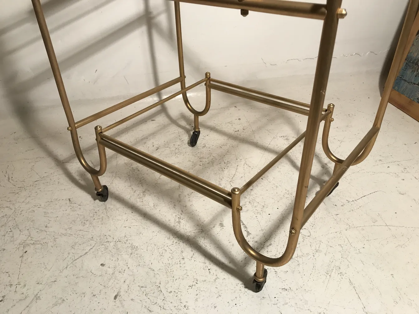 Antiker goldener Cocktailwagen mit Rädern, eleganter Stil.