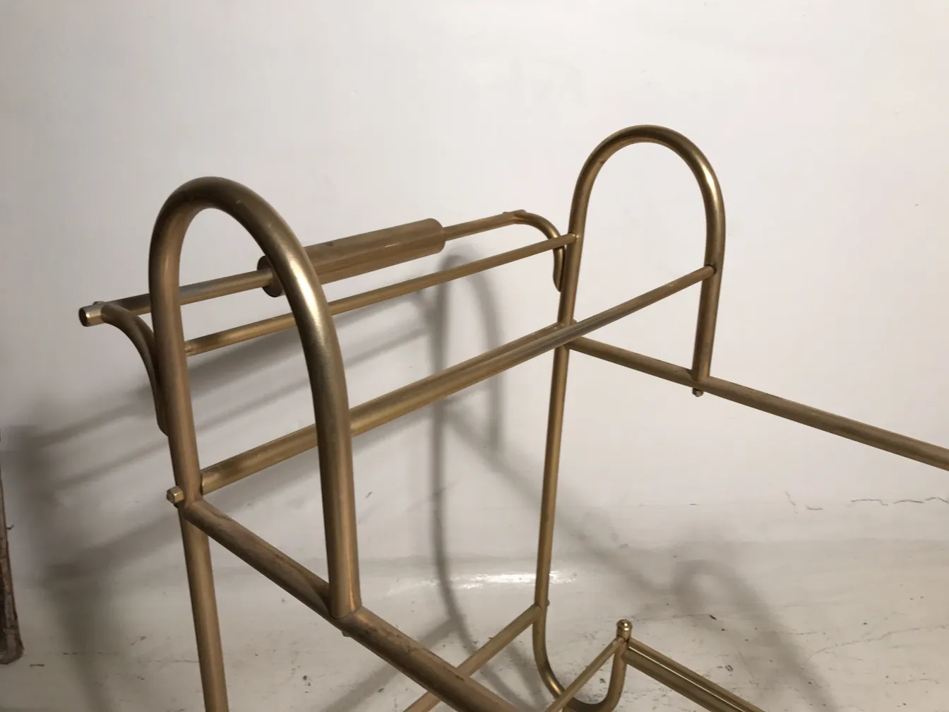 Chariot-bar ancien en doré avec un design élégant.