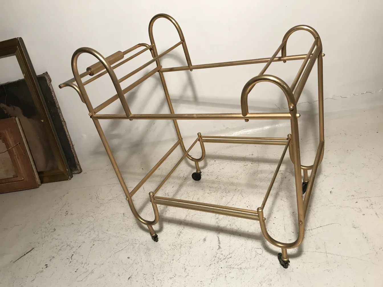 Mesa carrinho antiga decorativa com design elegante em dourado